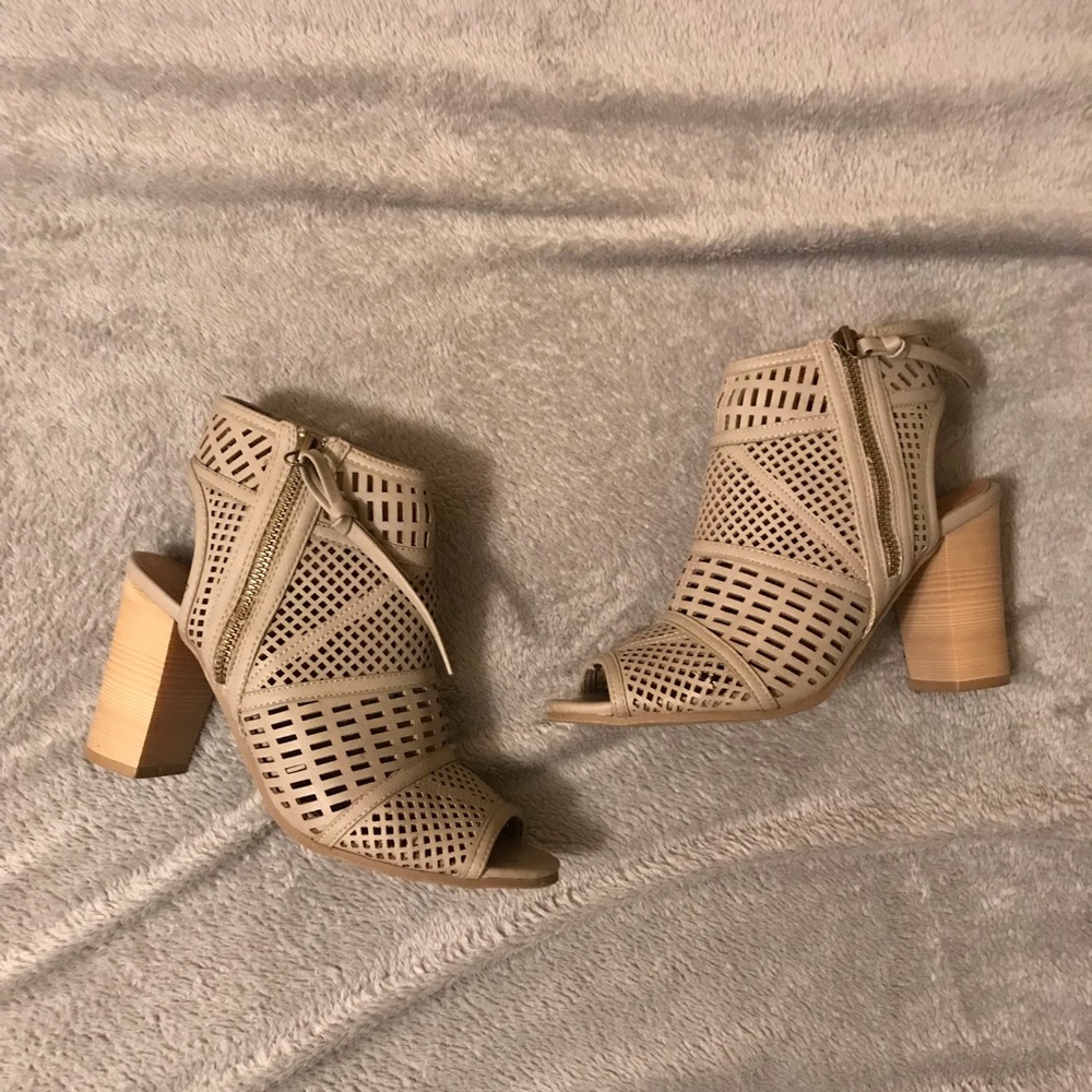 Qupid brand heals. Tan color size 7.